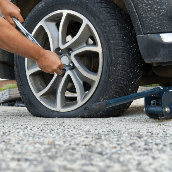 Katkise rehvi vahetamine tee ääres